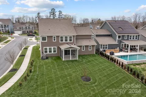 Exterior - 15741 Queens Trail Dr, Davidson, NC 28036 photo 9 of 13