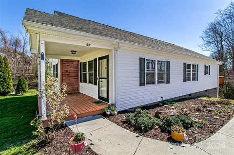 37 Cleo Ct, Hendersonville, NC 28792