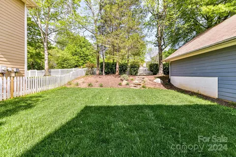 Exterior - 135 Fairview Ln, Davidson, NC 28036 photo 5 of 8