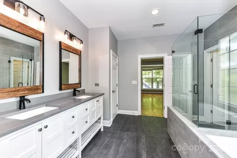 Bath - 135 Fairview Ln, Davidson, NC 28036 photo 3 of 4