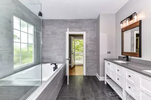 Bath - 135 Fairview Ln, Davidson, NC 28036 photo 2 of 4