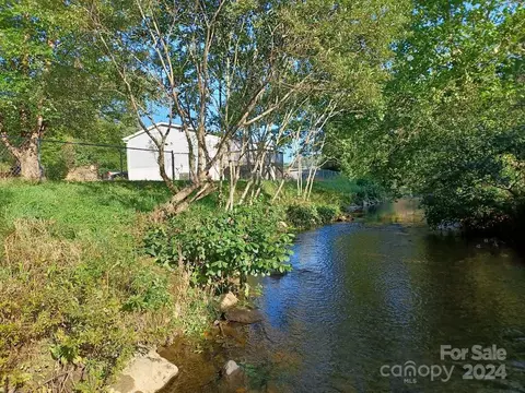 451 Old Toe River Rd, Newland, NC 28657