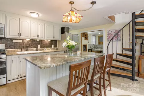 126 Willow Peak Rd, Hendersonville, NC 28739