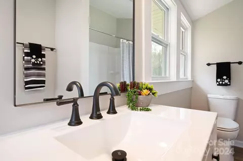 Bath - 810 Oval St, Kannapolis, NC 28081 photo 1 of 7