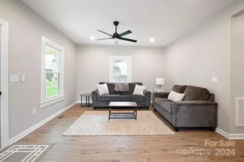 Living - 810 Oval St, Kannapolis, NC 28081 photo 2 of 4