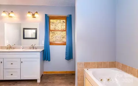 Bath - 346 Wyoming Dr, Sylva, NC 28779 photo 2 of 4