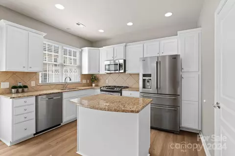 Kitchen - 926 Lyndley Dr, Fort Mill, SC 29708 photo 4 of 6