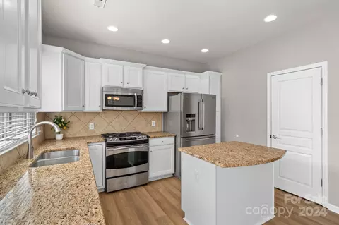 Kitchen - 926 Lyndley Dr, Fort Mill, SC 29708 photo 3 of 6