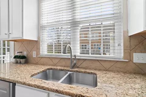 Kitchen - 926 Lyndley Dr, Fort Mill, SC 29708 photo 5 of 6