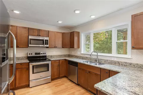 211 Lyndon Ln, Hendersonville, NC 28792