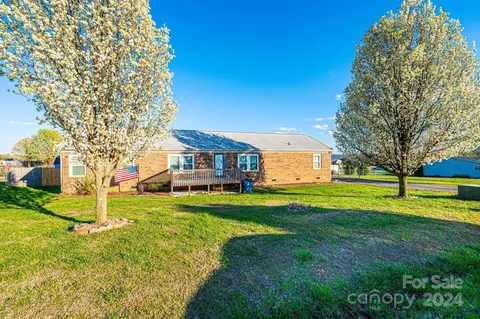 2405 Arrowood Dr, Hickory, NC 28601