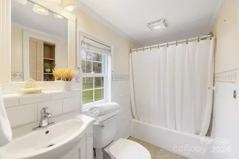 Bath - 858 Hyder Mountain Rd, Clyde, NC 28721 photo 2 of 3