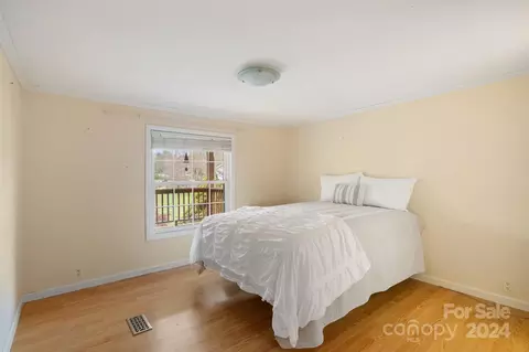 Bedroom - 858 Hyder Mountain Rd, Clyde, NC 28721 photo 2 of 4