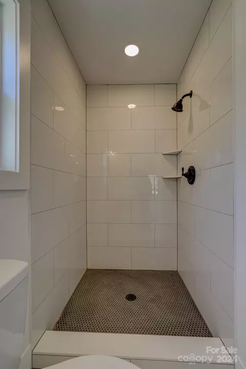 Bath - 979 Howard Gap Rd, Tryon, NC 28782 photo 3 of 3