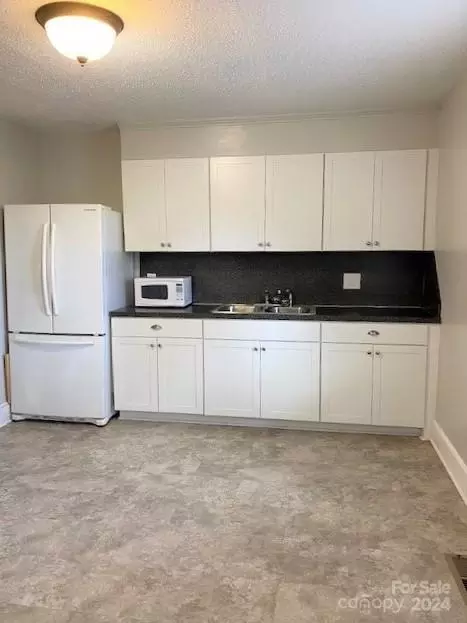 Kitchen - 520 3rd St, Cheraw, SC 29520 photo 3 of 5