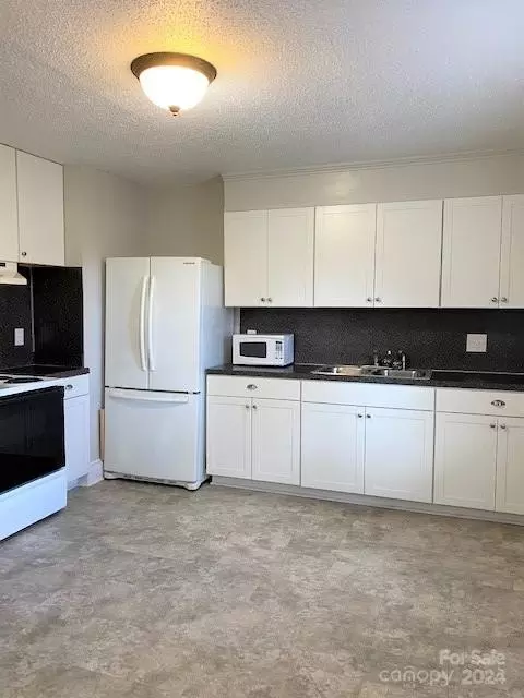 Kitchen - 520 3rd St, Cheraw, SC 29520 photo 4 of 5