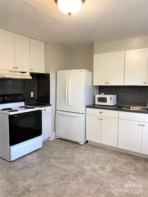 Kitchen - 520 3rd St, Cheraw, SC 29520 photo 5 of 5