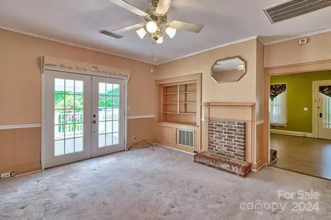 Living - 304 Chestnut St, Bethune, SC 29009 photo 2 of 2