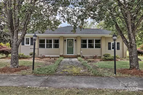 Exterior - 304 Chestnut St, Bethune, SC 29009 photo 2 of 11