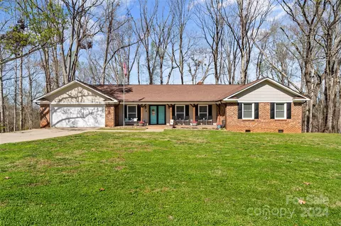 820 E 24th St, Newton, NC 28658