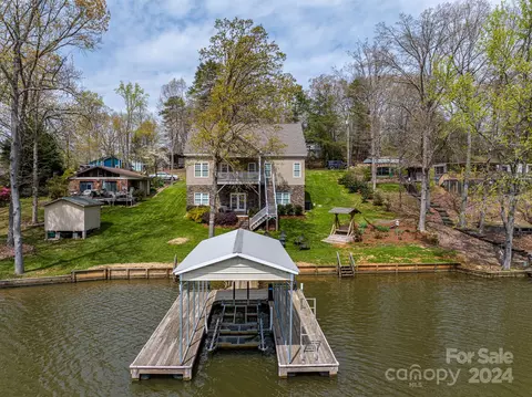276 N Shoreline Dr, Badin Lake, NC 28127