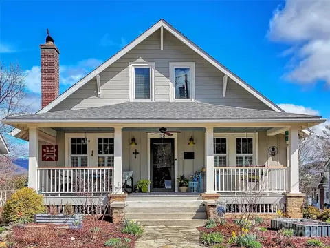 32 Central St, Waynesville, NC 28786
