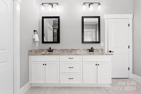 Bath - 6084 Chimney Bluff Rd, Lancaster, SC 29720 photo 2 of 5