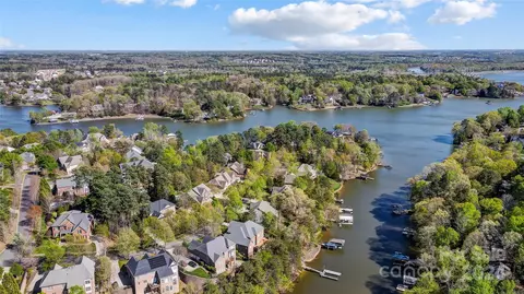922 Cove Point Ln, Tega Cay, SC 29708