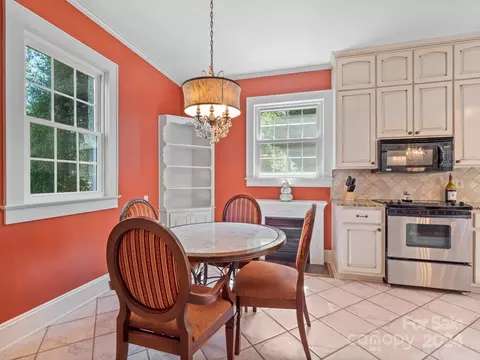 Dining - 8 7th Ne Ave NE, Hickory, NC 28601 photo 2 of 4