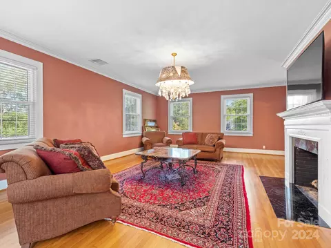 Dining - 8 7th Ne Ave NE, Hickory, NC 28601 photo 1 of 4