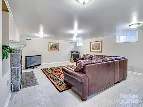 Living - 8 7th Ne Ave NE, Hickory, NC 28601 photo 3 of 4
