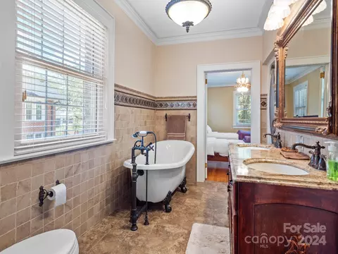Bath - 8 7th Ne Ave NE, Hickory, NC 28601 photo 2 of 4