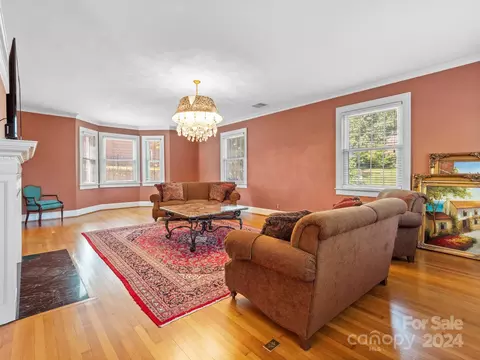 Living - 8 7th Ne Ave NE, Hickory, NC 28601 photo 1 of 4