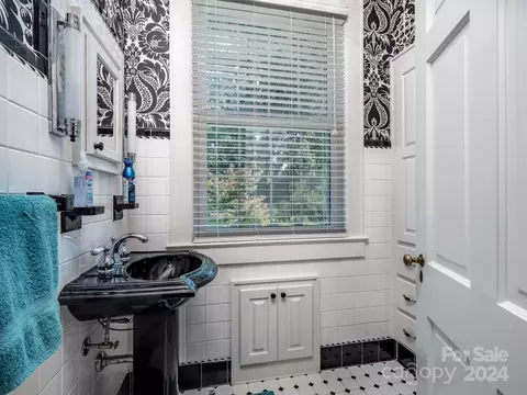 Bath - 8 7th Ne Ave NE, Hickory, NC 28601 photo 1 of 4
