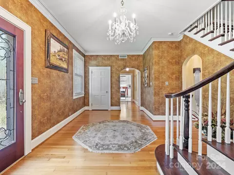 Entry Way - 8 7th Ne Ave NE, Hickory, NC 28601 photo 2 of 7
