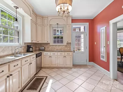 Kitchen - 8 7th Ne Ave NE, Hickory, NC 28601 photo 2 of 4