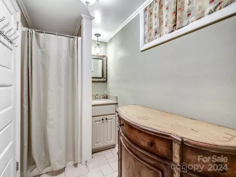 Bath - 8 7th Ne Ave NE, Hickory, NC 28601 photo 4 of 4