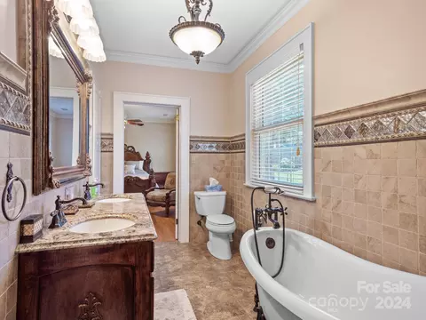 Bath - 8 7th Ne Ave NE, Hickory, NC 28601 photo 3 of 4