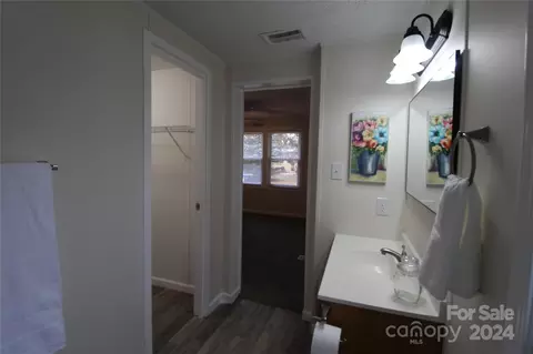 Bath - 8810 Spring Meadow Dr, Hickory, NC 28601 photo 4 of 5