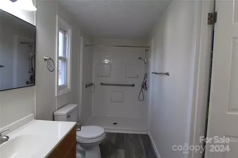 Bath - 8810 Spring Meadow Dr, Hickory, NC 28601 photo 3 of 5