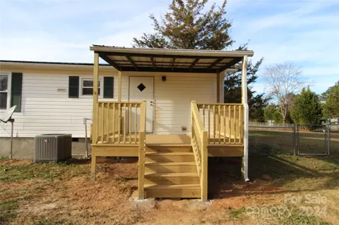Exterior - 8810 Spring Meadow Dr, Hickory, NC 28601 photo 5 of 7