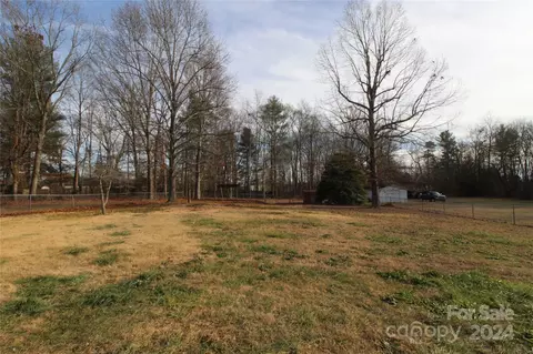 Exterior - 8810 Spring Meadow Dr, Hickory, NC 28601 photo 6 of 7