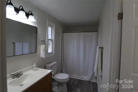 Bath - 8810 Spring Meadow Dr, Hickory, NC 28601 photo 1 of 5