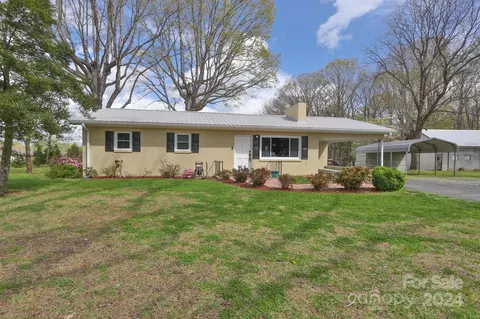 421 E Lee Ave, Yadkinville, NC 27055