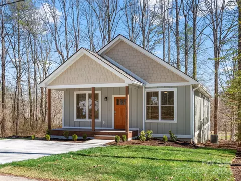 87 Washington Ave, Brevard, NC 28712