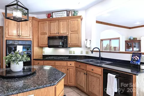 Kitchen - 6206 Dwayne Starnes Dr, Hickory, NC 28602 photo 2 of 5