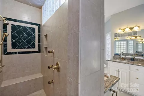 Bath - 6206 Dwayne Starnes Dr, Hickory, NC 28602 photo 4 of 8