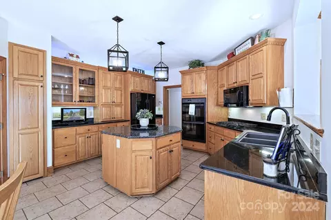 Kitchen - 6206 Dwayne Starnes Dr, Hickory, NC 28602 photo 3 of 5