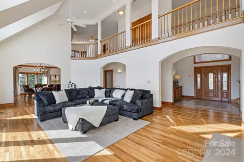 Living - 6206 Dwayne Starnes Dr, Hickory, NC 28602 photo 2 of 5
