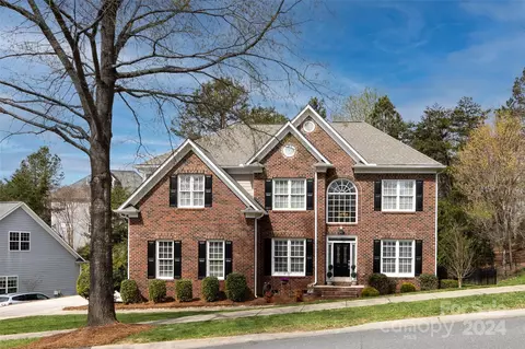 1820 Chestnut Hill Dr, Tega Cay, SC 29708